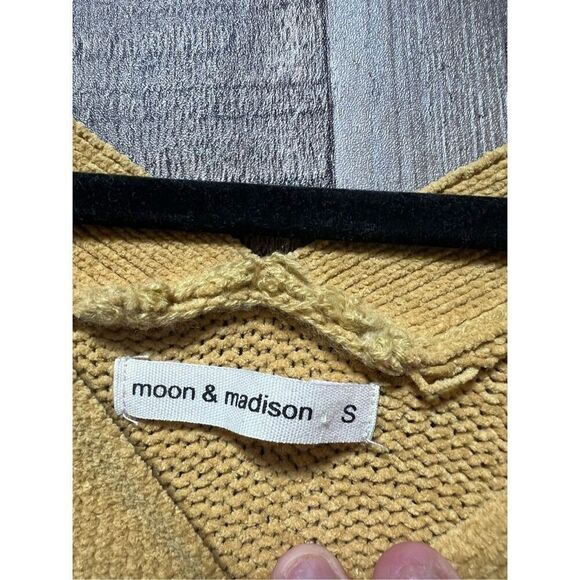 Moon & Madison Anthropologie Mustard Cropped Popcorn Sleeve Button Cardigan - Picture 3 of 4